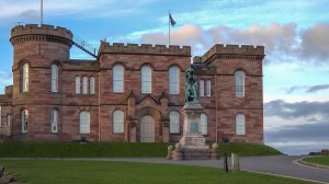Inverness Castle mit Flora MacDonald-Monument