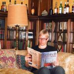 Katrin liest das "The Scotch Whisky Book" auf Glengorm Castle