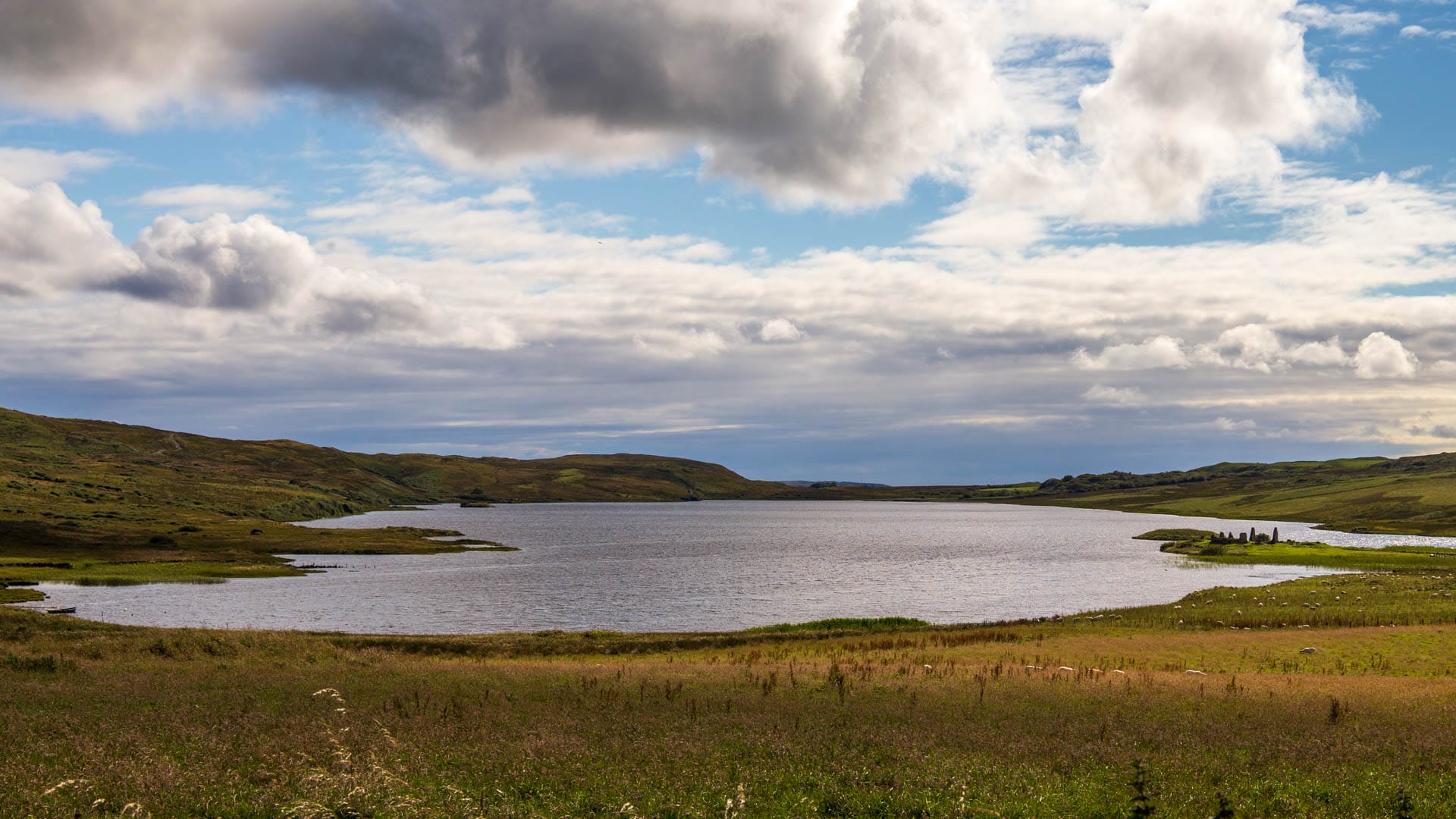 Das Loch Finlaggan auf der Insel Islay.