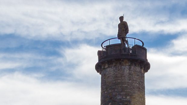 Die Statue oben auf dem Turm