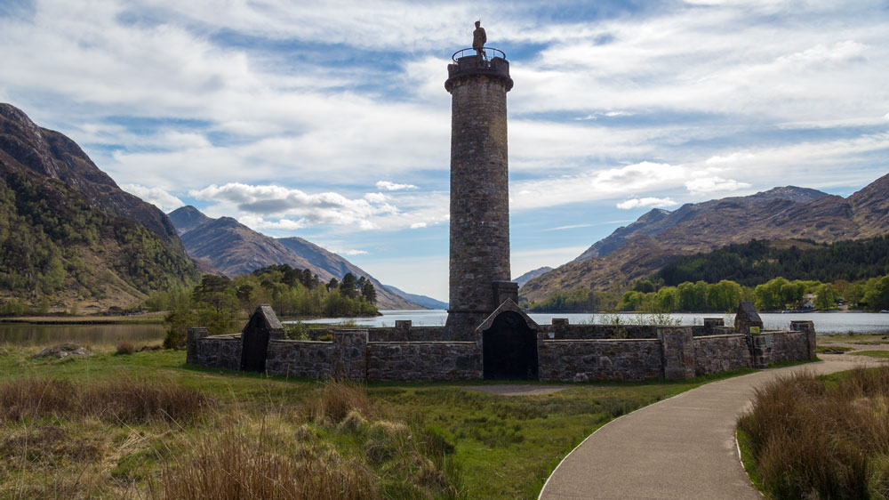 Glenfinnan Monument in groß mittig