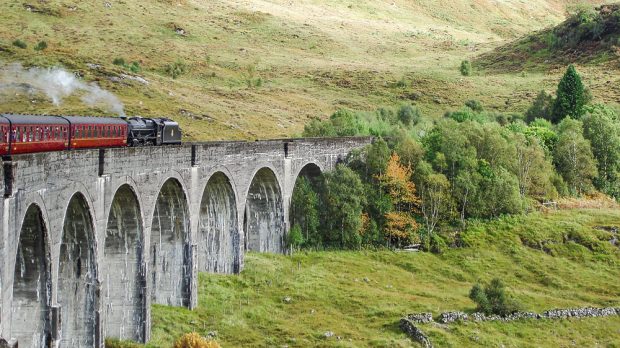 Der Jakobite Steam Train auf dem Viadukt von Glenfinnan