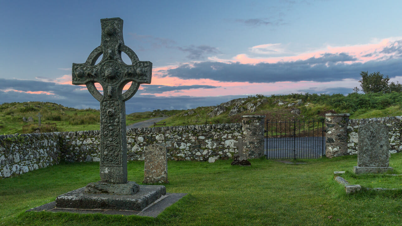 Kildalton Cross in der Dämmerung