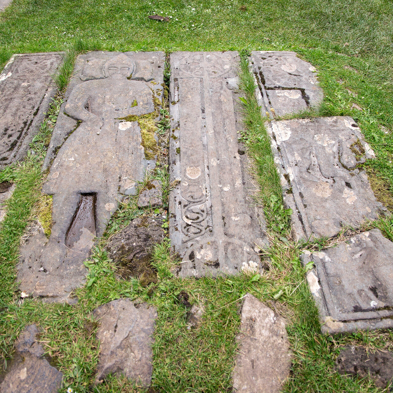 Mittelalterliche Grabplatten in Kildalton Church