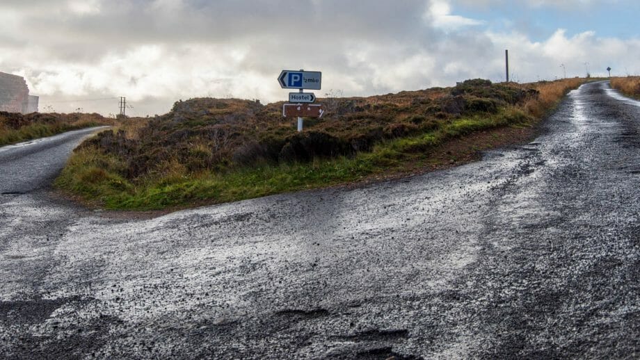 Die Weggabelung - links zum Parkplatz, später zu Fuß rechts hoch