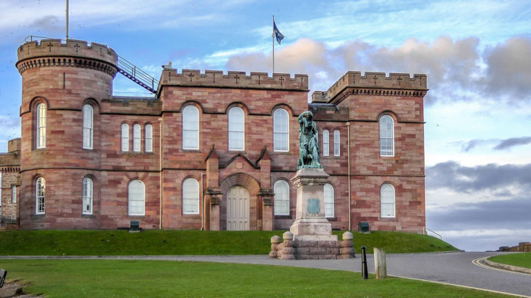 Inverness Castle mit Flora MacDonald-Monument