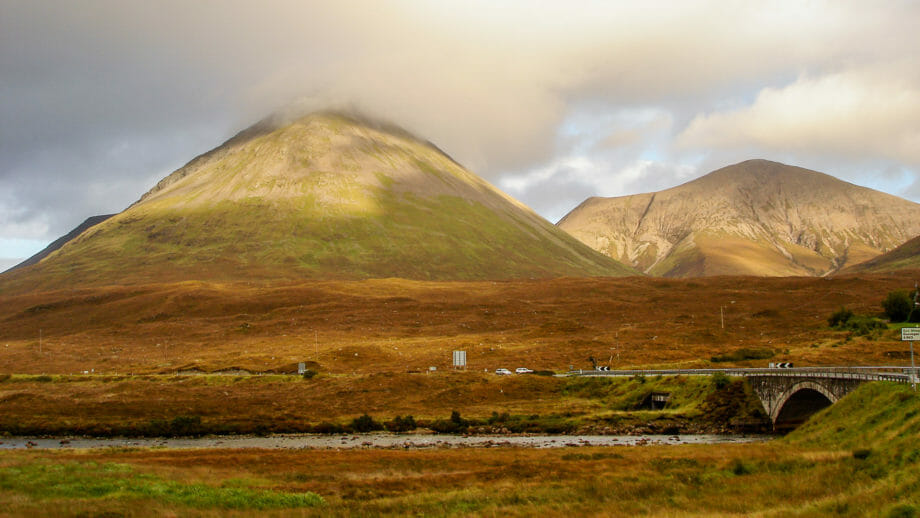 Der Glamaig und die neue Brücke mit der Straße