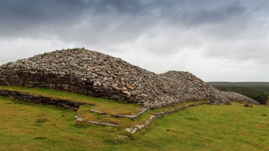 Camster Grey Cairns - Long Cairn hinten