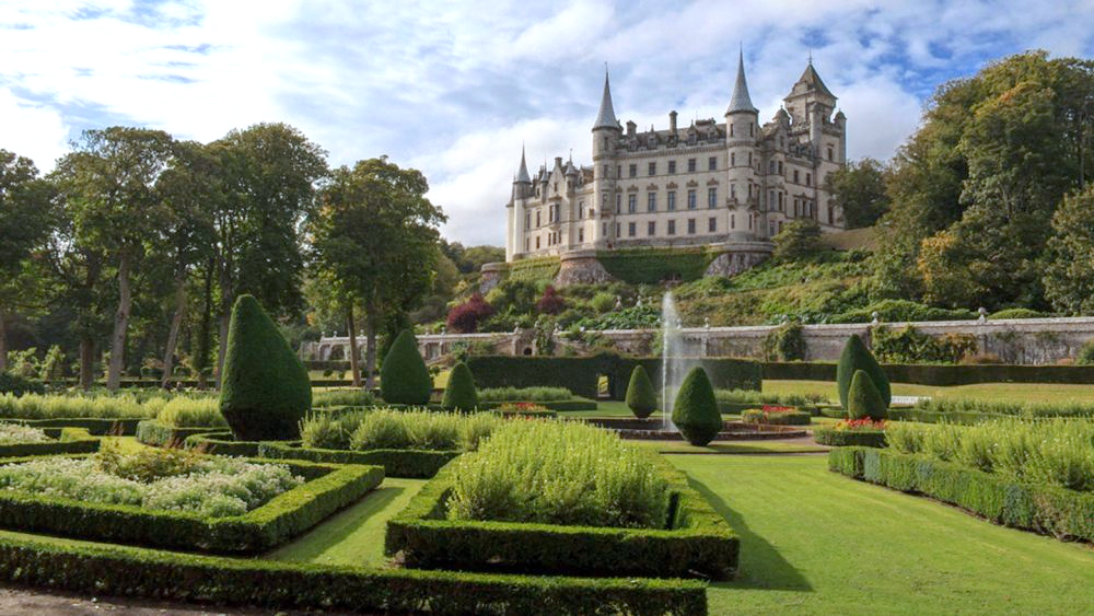 Dunrobin Castle von den Gärten aus gesehen