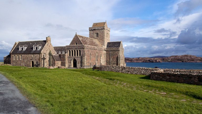 iona-Abbey-vorne