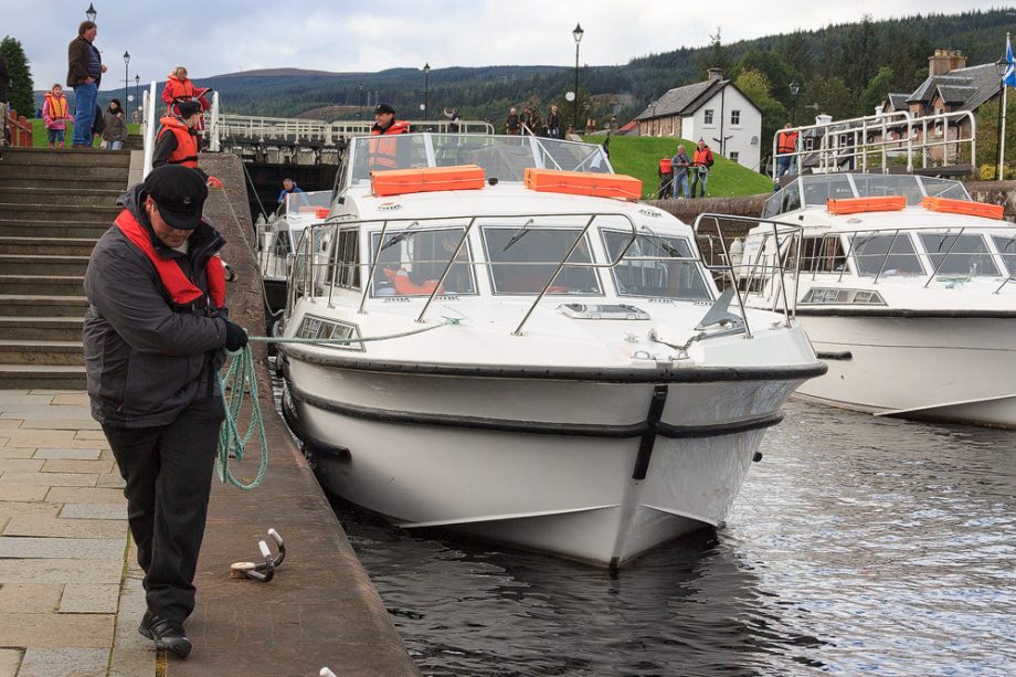 Boote ziehen in den Schleusen