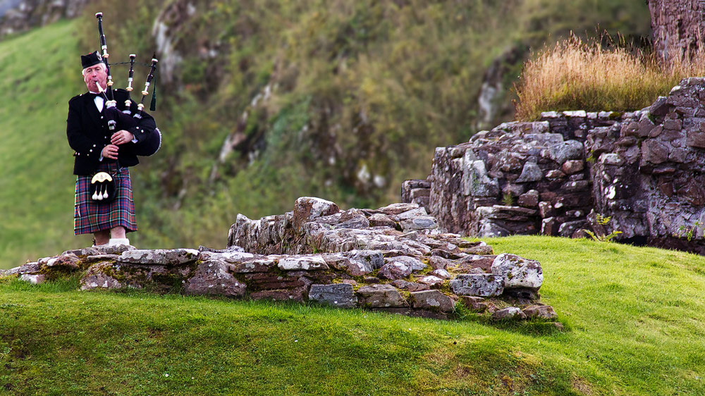 Dudelsackspieler in Urquhart Castle