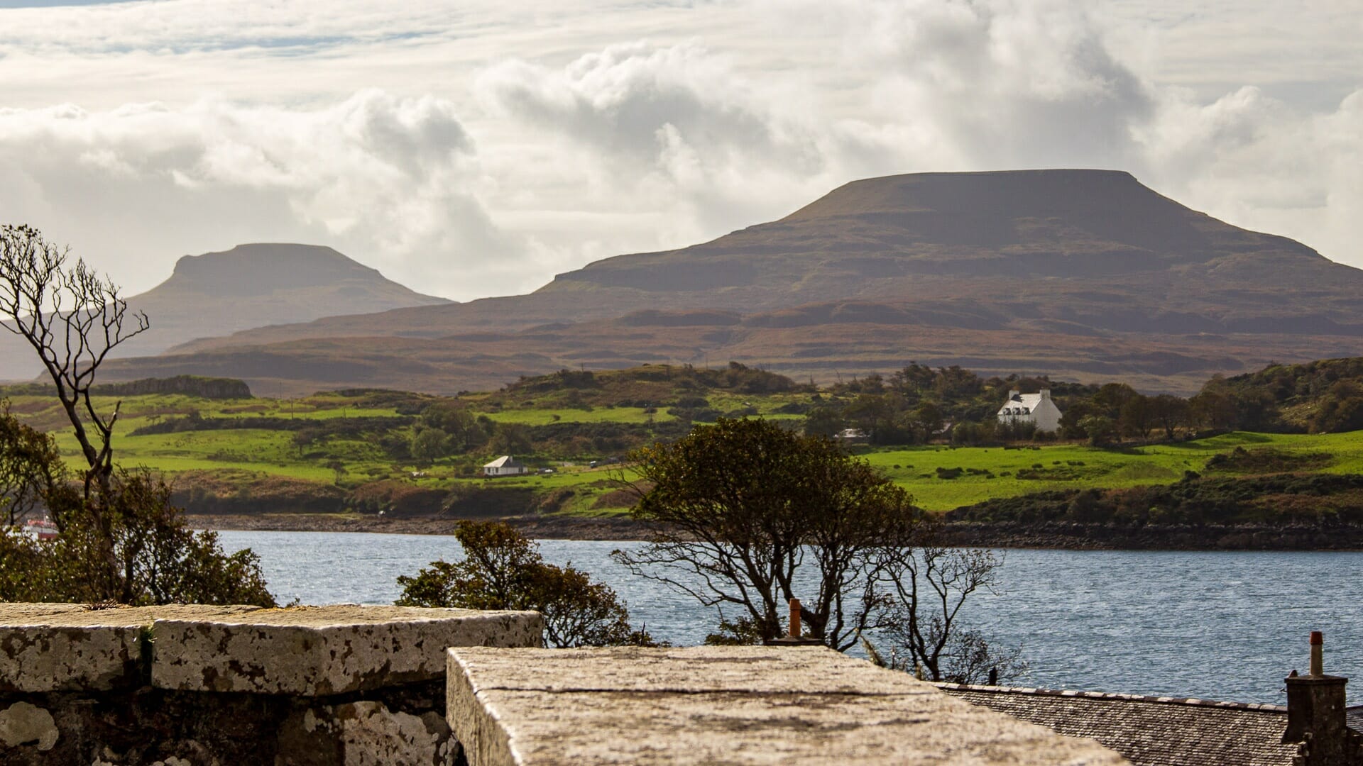 Dunvegan Castle: Blick auf Macleods Tables