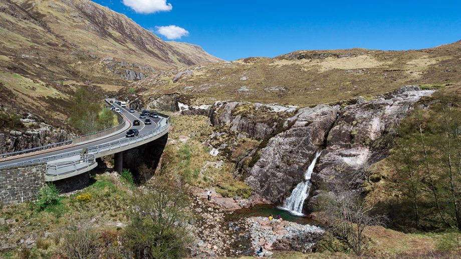 Glencoe Wasserfall bei der Autobahn