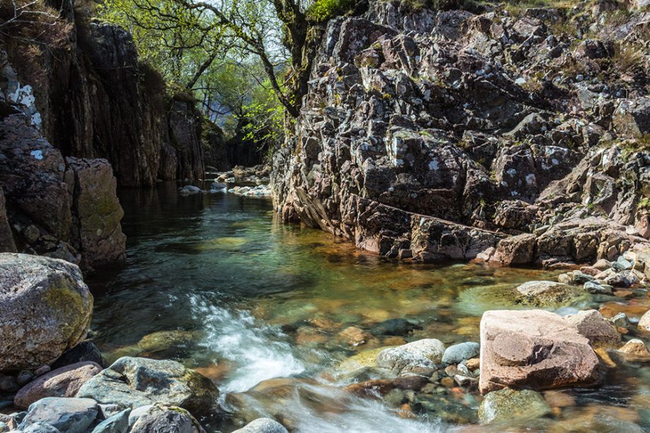 Die kleine Schlucht neben der Straße