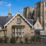 Elgin-Cathedral-hinter-Haus