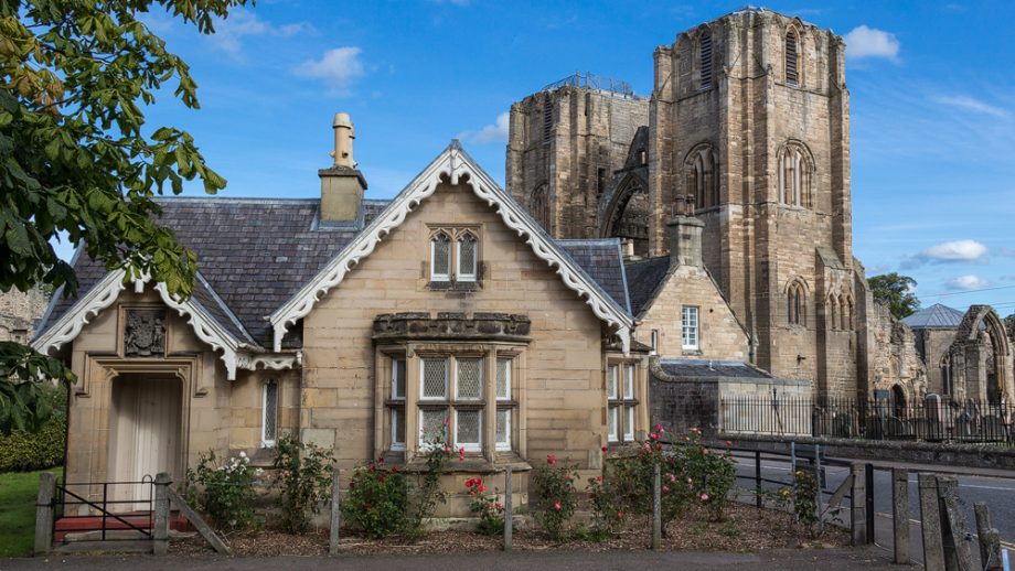 Elgin-Cathedral-hinter-Haus