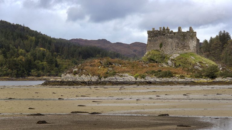 Tioram Castle auf einer Insel