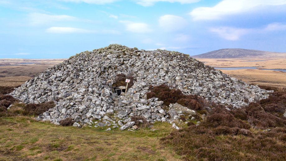 Barpa Langais burial mound