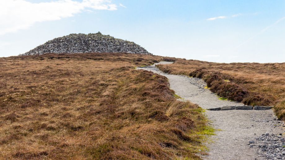The path up to the mound of Barpa Langais