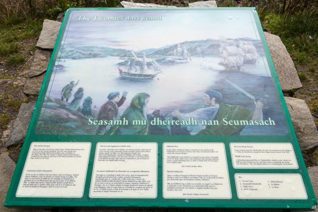 Die Gedenktafel für die Jakobiten am Loch nan Uamh