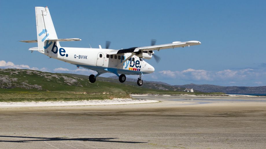 Flugzeug landet auf dem Strand