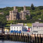 Lews Castle und Hafen