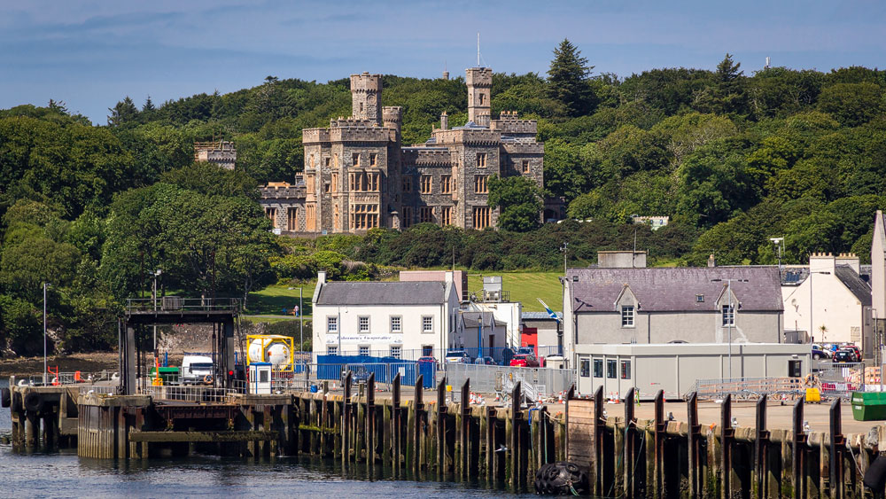 Lews Castle und Hafen