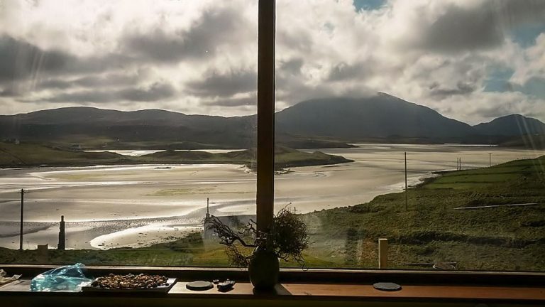 Blick auf den Strand von Uig durch das Fenster von Suainaval