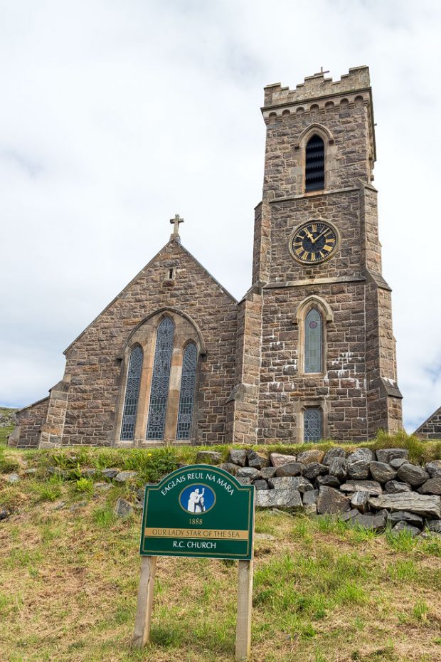 Castlebay-Church-vom-Weg-aus