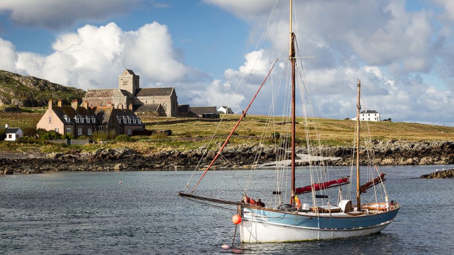 L'Isle of Iona avec un voilier