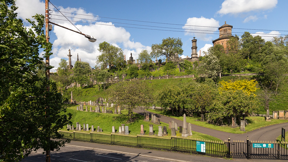 Blick von der Straße auf die Necropolis Glasgow