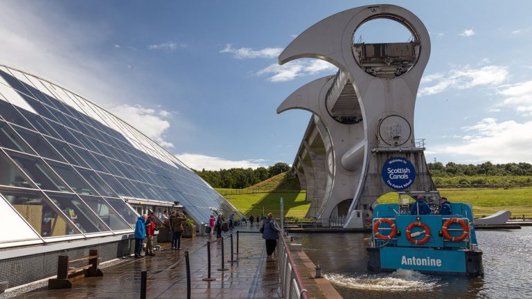 Ein Boot fährt ins Falkirk Wheel