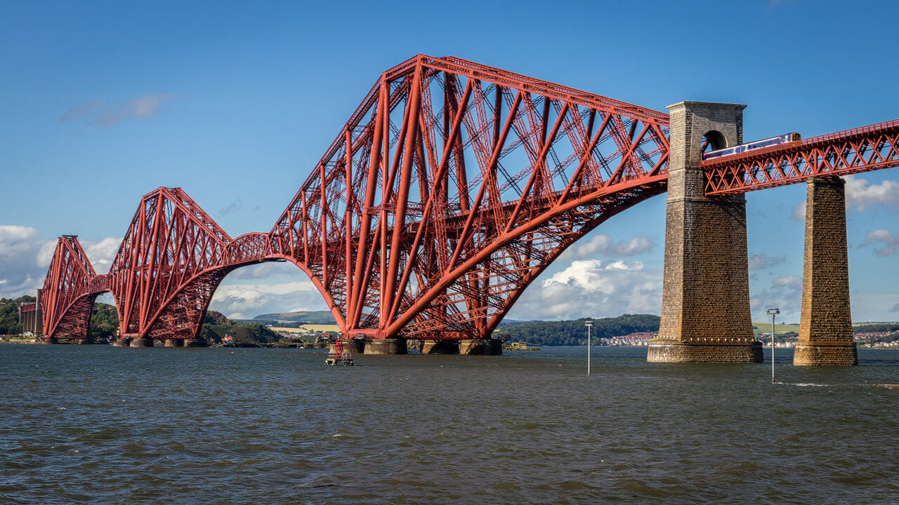 Forth Bridge mit Zug