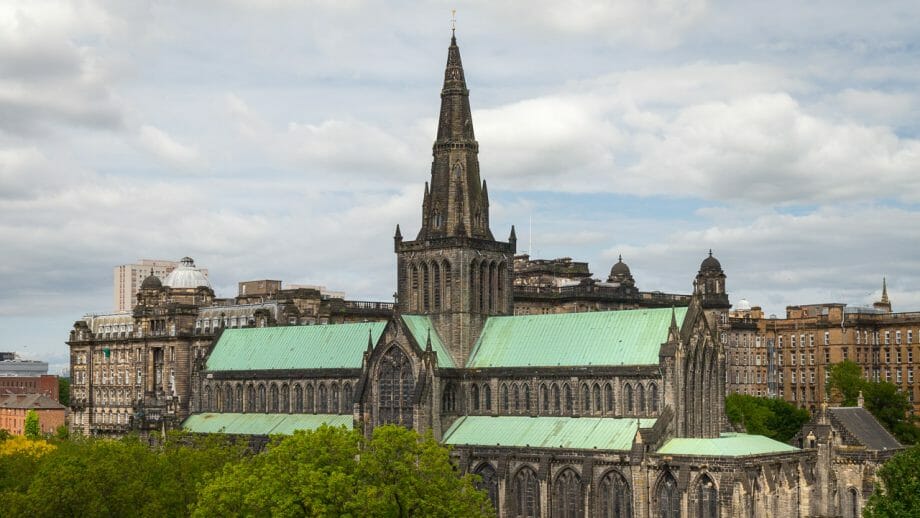 Blick von der Glasgow Necropolis auf Dach und Turm der St Mungo’s Cathedral