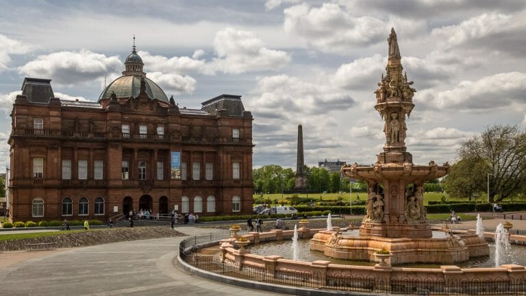 People's Palace, Royal Doulton Fountain und Nelson-Säule im Hintergrund