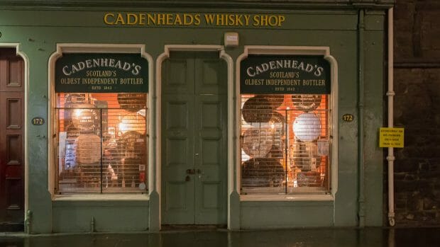 Die erleuchteten Fenster des Cadenheads Whisky Shop bei Nacht