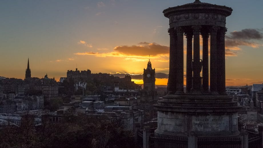 Edinburgh vom Calton Hill bei Sonnenuntergang