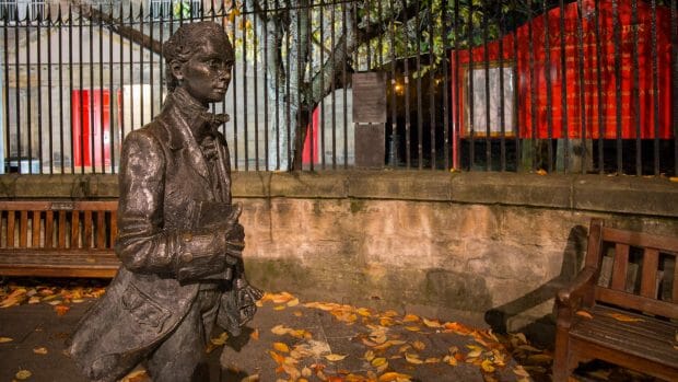 Die bronzene Fergusson Statue vor der Canongate Kirk sieht aus, als würde sie spazieren gehen.