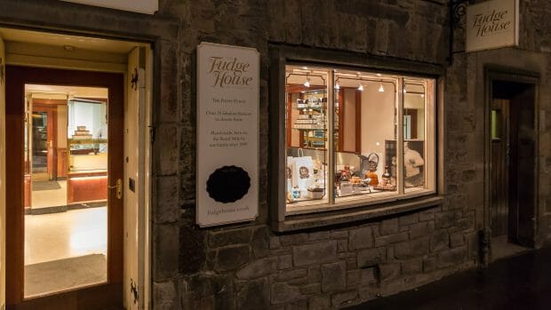 Die erleuchteten Schaufenster des Fudge House Edinburgh bei nacht.