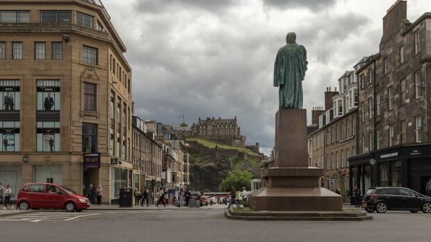 Blick von der George Street aus an der Statue vorbei zur Edinburgh Castle.