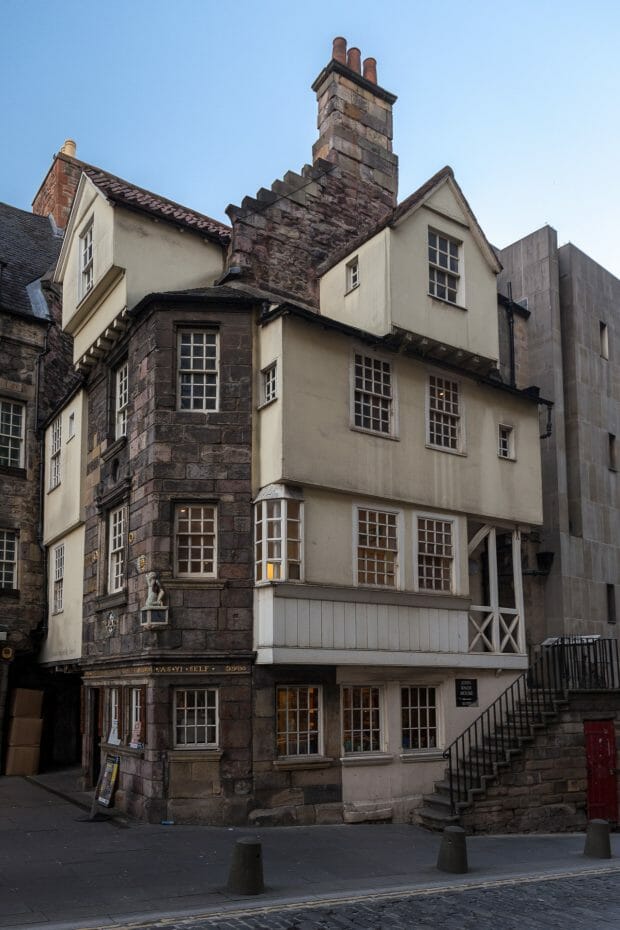 Das John Knox House ist ein Eckhaus in der Straße, das mit vielen Giebeln und Erkern ausgestattet ist.