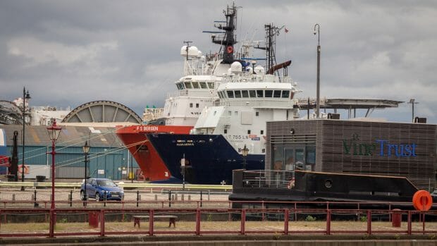 Mehrere Schiffe liegen im Hafen von Leith. 