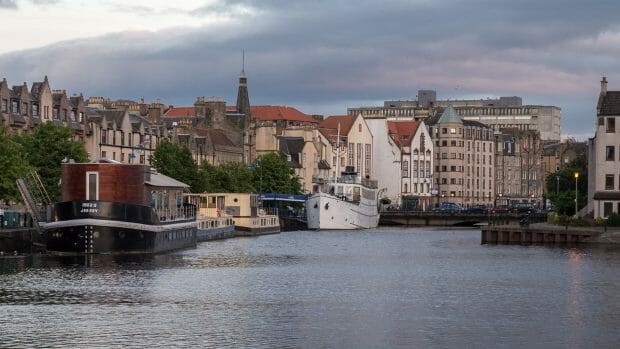 An der Mündung des Leith liegen alte Kähne, die heute oft als Restaurants genutzt werden. Im Hintergrund die Häuser des Ortes Leith.