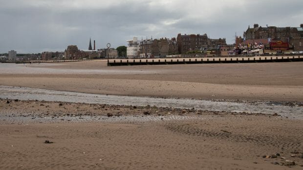 Eine weite Sandstrandpromenade ist der Portobello Beach