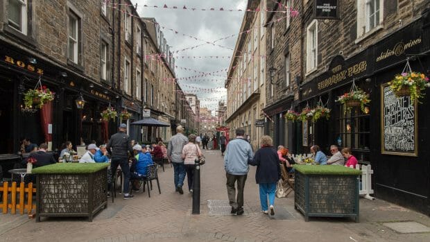 In der Rose Street fahren keine Autos. Links und rechts sind Pubs und Restaurants, Menschen flanieren hindurch.