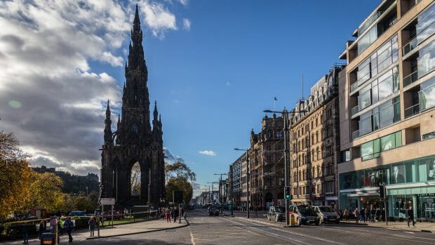 An der Princes Street steht das neogotische Scott Monument. Es wirkt düster und hat viele Spitzen und Bögen.