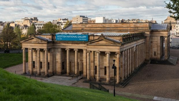 Die National Galleries of Scotland ist ein klassischer Bau mit vielen Säulen.