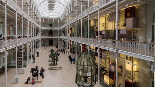 Der Blick in die mehrstöckige Halle des National Museum of Scotland. Die Träger sind aus Metall, das Dach oben besteht aus gewölbtem Glas.