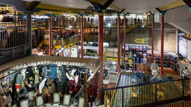 Ein Blick von oben in die Stockwerke der Tartan Weaving Mill and Experience. Hier gibt es Kilts, Schuhe, Socken und alles, was schottisch ist.